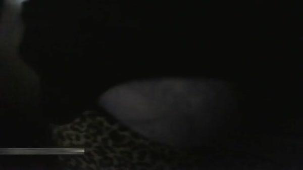 夜晚来临城郊路边店找快活碰见个看起来很良家笑起有酒窝的齐头帘少妇边看片边做还没干逼就水汪汪的对白精彩